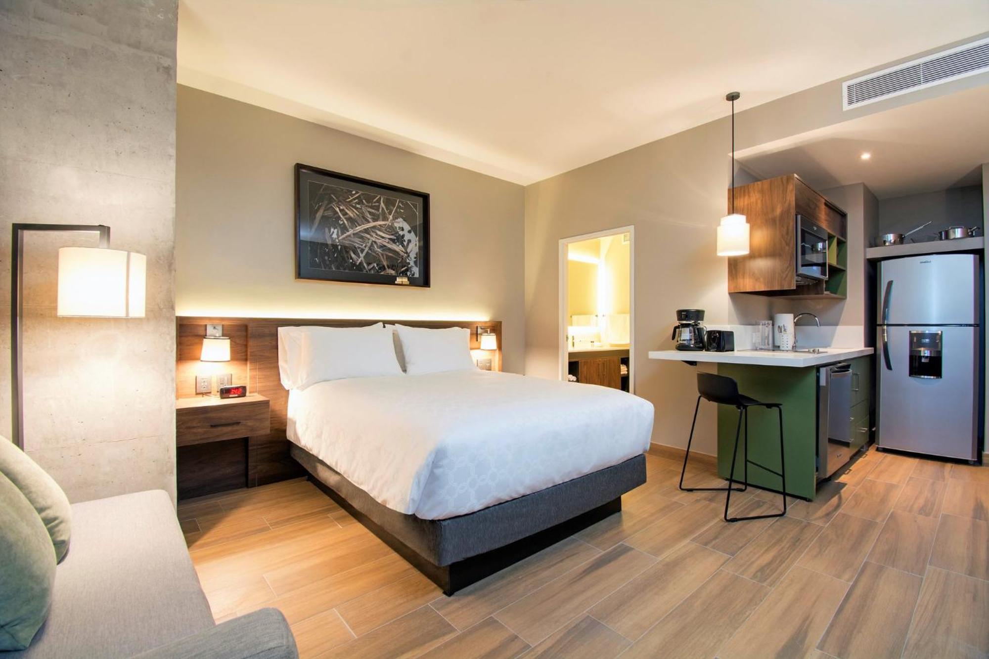 Staybridge Suites - Guadalajara Novena By Ihg Εξωτερικό φωτογραφία