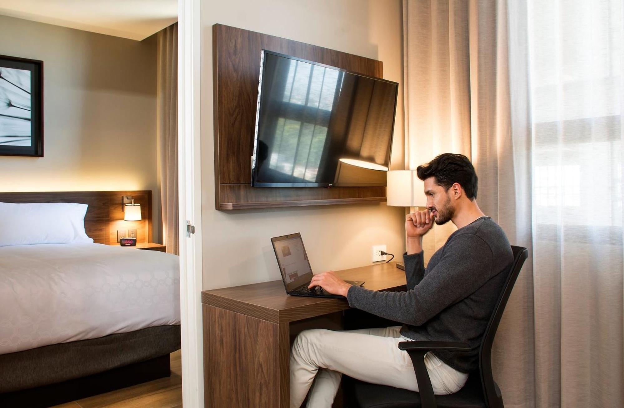 Staybridge Suites - Guadalajara Novena By Ihg Εξωτερικό φωτογραφία